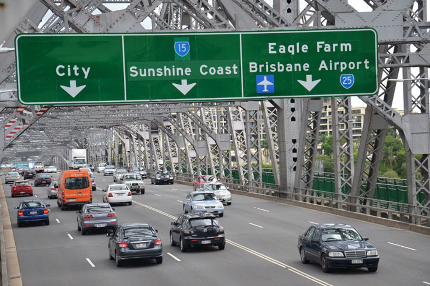 Die mehr als einen Kilometer lange Auslegerbrücke über den Brisbane River verbindet seit 1940 den Stadtteil Kangaroo Point mit dem Fortitude Village und Downtown. Täglich passieren bis zu 100.000 Fahrzeuge den Brückenschlag.