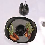 Der Hähnchensitz. Beliebtes Zubehör aus dem Grillfachhandel. Das Huhn wird mit dem Hintern auf die Kappe mit den vier Haltern gesetzt und der Hals mit dem Stöpsel (r.) verschlossen. Unter der Kappe ist ein Hohlraum in dem eine Flüssigkeit gefüllt wird. Meist ist es Bier. Witzbolde setzen das Huhn auch gern direkt auf eine volle Bierdose. Die Idee dabei: Das Bier verdampft bei Garen, die Flüssigkeit bleibt im Huhn und würzt das Fleisch zugleich. Auf Partys zweifellos ein Hingucker. In Grillforen gibt es zudem reichlich Tipps, welche Würstchen-, Kinderbrei- und Championgläser in ein Huhn passen. Allerdings neigen Bierdosen und Gläser mit Hühnern drauf zum Umkippen und wenn das Fett an ihnen herunter läuft, sind das heiße Tier und Dose nur mit einigem Geschick wieder voneinander zu trennen.