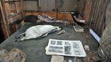 Robert Scotts Arbeitstisch, das Bett mit Schlafsack im Hintergrund. "Nein, absolut kein Museum, nichts ist präpariert", erinnert sich Behrend. "Die Nähe raubt mir den Atem! Jedes kleinste Teil ist mit so viel Mühe, Entbehrung und Aufopferung hierhergebracht worden, die sich von uns nur erahnen lässt. Ich muss raus hier, bevor die durch die Geschichte fliegenden Gedanken zum Kurzschluss führen. Doch draußen sitzt schon eine Frau auf einem Stein, weinend, berührt, losgerissen. Später gelingt es mir, noch ein zweites Mal diesen Raum, diese Welt zu betreten."