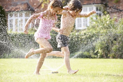 Mit einem Rasensprenger wird aus dem heimischen Garten ein Wasserparadies für Kinder