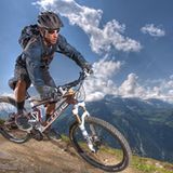 Mountainbike - Von wegen Ende Gelände  Beispiel  Marke: KTK  Typ: Scarp 29   Preis: ab 3200 Euro   Der stabile Rahmen eines Mountainbikes mit grobstolligen Reifen ist nicht nur für den Einsatz im verschärften Gelände geeignet, sondern auch citytauglich. Für Touren im Gelände oder auf unbefestigten Wegen gibt es keine Alternative.  Man muss nur ein paar Dinge beachten: Mountainbikes gibt es mit doppelter oder einfacher Federung. Will man damit große Sprünge wagen, so müssen Vorder- und Hinterrad gefedert sein. Für den Schulweg muss es kein Scarp 29 für mehr als 3000 Euro sein. Um in der Stadt herumzucruisen, reicht auch eine Vorderradfederung. Mit der kann man hervorragend Kantsteine oder andere Hindernisse überwinden. Außerdem bleiben die dicken Reifen nicht in Spalten hängen. Im Gegensatz zum Trekkingrad werden Mountainbikes ohne Gepäckträger und Lichtanlage ausgeliefert. Beides lässt sich nachrüsten.  Im Trend liegen Mountainbikes mit großen Reifen - die sogenannten Twentyniner. Beim Transport hilft die kleinere Reifengröße eines 26-Zoll-Rades stärker, als man zunächst denkt. Ein Twentyniner besitzt diese Kompaktheit nicht mehr.  Plus: Geländegängig, kompakt, sportlich   Minus: Lieferung ohne Lichtanlage, kein Gepäckträger, kein Regenschutz