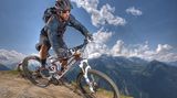 Mountainbike - Von wegen Ende Gelände  Beispiel  Marke: KTK  Typ: Scarp 29   Preis: ab 3200 Euro   Der stabile Rahmen eines Mountainbikes mit grobstolligen Reifen ist nicht nur für den Einsatz im verschärften Gelände geeignet, sondern auch citytauglich. Für Touren im Gelände oder auf unbefestigten Wegen gibt es keine Alternative.  Man muss nur ein paar Dinge beachten: Mountainbikes gibt es mit doppelter oder einfacher Federung. Will man damit große Sprünge wagen, so müssen Vorder- und Hinterrad gefedert sein. Für den Schulweg muss es kein Scarp 29 für mehr als 3000 Euro sein. Um in der Stadt herumzucruisen, reicht auch eine Vorderradfederung. Mit der kann man hervorragend Kantsteine oder andere Hindernisse überwinden. Außerdem bleiben die dicken Reifen nicht in Spalten hängen. Im Gegensatz zum Trekkingrad werden Mountainbikes ohne Gepäckträger und Lichtanlage ausgeliefert. Beides lässt sich nachrüsten.  Im Trend liegen Mountainbikes mit großen Reifen - die sogenannten Twentyniner. Beim Transport hilft die kleinere Reifengröße eines 26-Zoll-Rades stärker, als man zunächst denkt. Ein Twentyniner besitzt diese Kompaktheit nicht mehr.  Plus: Geländegängig, kompakt, sportlich   Minus: Lieferung ohne Lichtanlage, kein Gepäckträger, kein Regenschutz