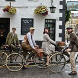 Mit einem Pashly-Guv'nors-Rad und der passenden Kleidung geht diese Gruppe auf Radtouren - von einem Pup zum anderen.