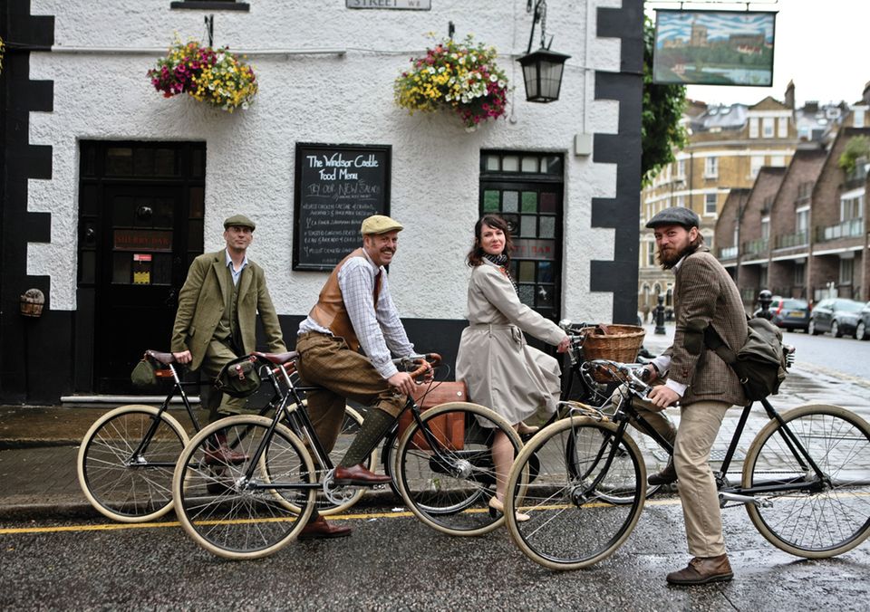 Bildband "Mein famoses Fahrrad": Mit einem Pashly-Guv'nors-Rad und der passenden Kleidung geht diese Gruppe auf Radtouren - von einem Pup zum anderen. Mit einem Pashly-Guv'nors-Rad und der passenden Kleidung geht diese Gruppe auf Radtouren - von einem Pup zum anderen.