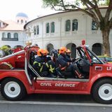 Singapur ist sicher  Kriminalität kennen die Singapurer so gut wie gar nicht. Besucher wie Bewohner können sich im gesamten Stadtgebiet auch zu nächtlichen Zeiten sicher fühlen. Eine extrem strenge Gesetzgebung ist dafür verantwortlich, denn in Singapur wird bei bestimmten Vergehen wie Vergewaltigung die Prügelstrafe praktiziert. Auf Kapitalverbrechen und Drogenbesitz steht die Todesstrafe.