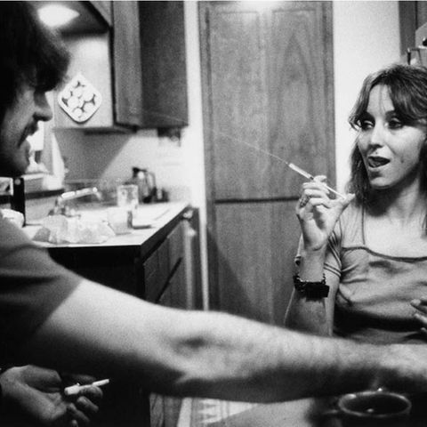 Jack and Lynn Johnson, Oklahoma City, 1973   Spritzen transportieren die Droge in die Venen. Mit ihnen lässt sich gut rumalbern, wie dieses junge Paar zeigt.