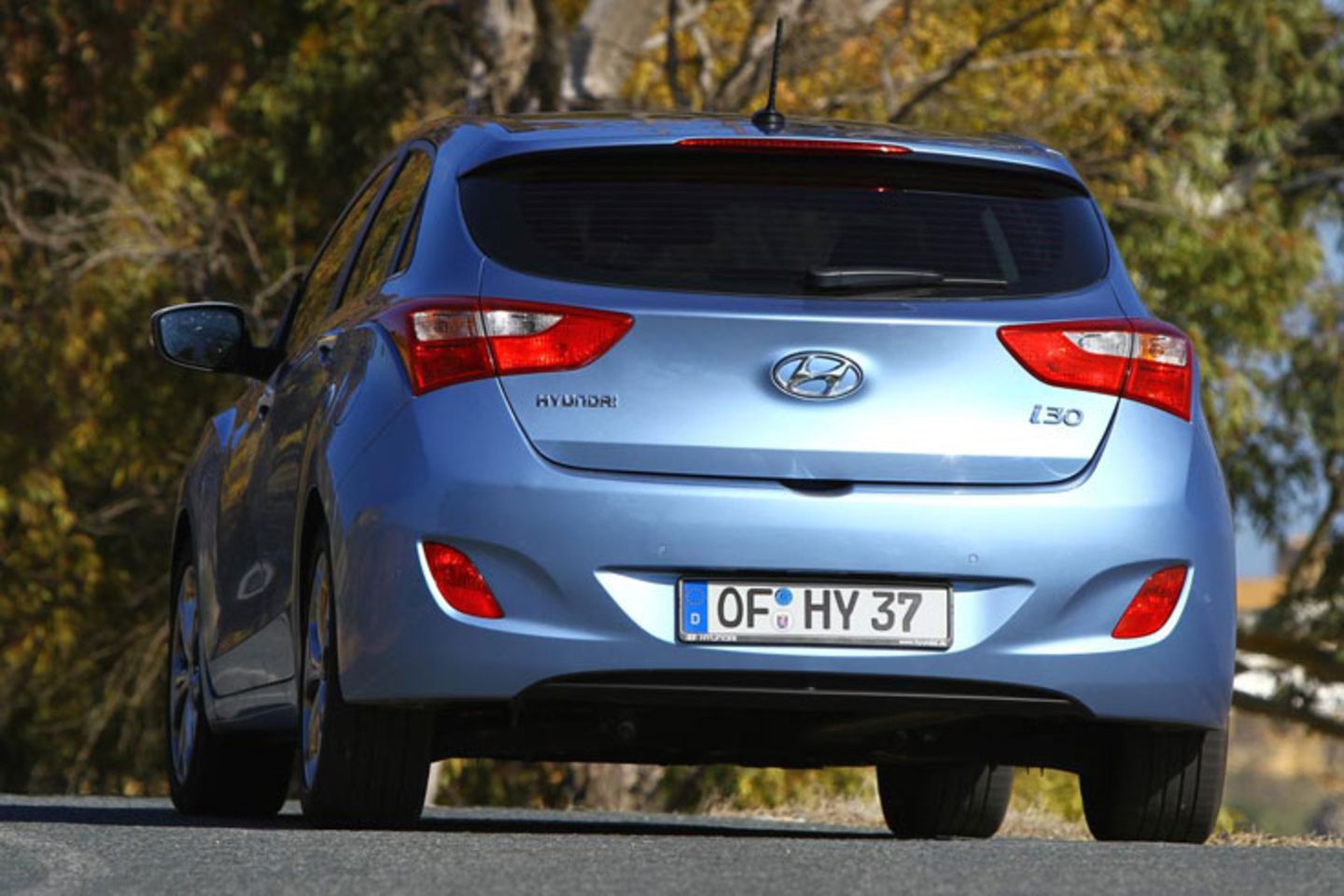 Optisch orientiert sich der i30 mit dem großen sechseckigen Kühlergrill und der markanten Sicke in der ansteigenden Seitenlinie am größeren Bruder i40