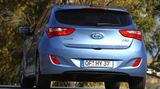 Optisch orientiert sich der i30 mit dem großen sechseckigen Kühlergrill und der markanten Sicke in der ansteigenden Seitenlinie am größeren Bruder i40