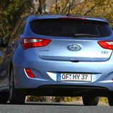 Optisch orientiert sich der i30 mit dem großen sechseckigen Kühlergrill und der markanten Sicke in der ansteigenden Seitenlinie am größeren Bruder i40