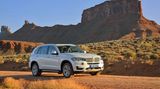 Auf den ersten Blick wirkt der neue BMW X5, als hätte das aktuelle Modell nur eine gründliche Modellpflege erfahren. In Sachen Design gehen die Bayern kein Risiko ein und auch technisch basiert die Generation III auf dem Vorgänger. Die Front mit breitem Grill und neuen Leuchten, optional auch in LED-Technik, wirkt massiger und kraftvoller. Neue Schürzen rundum sollen dem ohnehin überaus dynamischen Crossover mehr ambitionierten Odem einhauchen und den Luftwiderstand senken. Auch die Rückleuchten wirken wie eine Überarbeitung der aktuellen Beleuchtungsanlage. Gut: Der 650 bis 1870 Liter große Laderaum verfügt nunmehr über eine elektrische Heckklappenbedienung.   Im Innern hat sich beim BMW X5 deutlich mehr als von außen getan. Hier fanden Details aus den großen Limousinen 5er und 7er Einzug. So gibt es unter anderem einen freistehenden Zehn-Zoll-Navigationsbildschirm, wertigere Oberflächen, den Fahrerlebnisschalter neben dem Getriebewählhebel sowie optionale Komfortsitze im Fond mit Bildschirmen sowie eine ebenfalls gegen Aufpreis erhältliche dritte Sitzreihe. Deutlich nachgelegt hat der BMW X5 auch bei der Sicherheits- und Fahrerassistenzsystemen. So sind unter anderem Vollfarb-Head-Up-Display, Night Vision mit Personen- und Tiererkennung, Spurwechselwarnung, Parkassistent, Surround View sowie Abstandstempomat mit Stauassistent verfügbar.   Der Basispreis für den wenig standesgemäßen BMW X5 sDrive 25d mit vier Zylindern, 218 PS und Hinterradantrieb liegt bei 52.100 Euro. Der Allradler kostet 2600 Euro Aufpreis. Erwartete Volumenmodelle dürften in Europa die X5-Diesel mit Einstiegspreisen ab 59.400 Euro für den 3.0D sein.