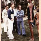 Gerne bei Hefner zu Gast: Arnold Schwarzenegger und Basketballstar Wilt Chamberlain plaudern 1977 auf dem Rasen der "Playboy"-Villa.