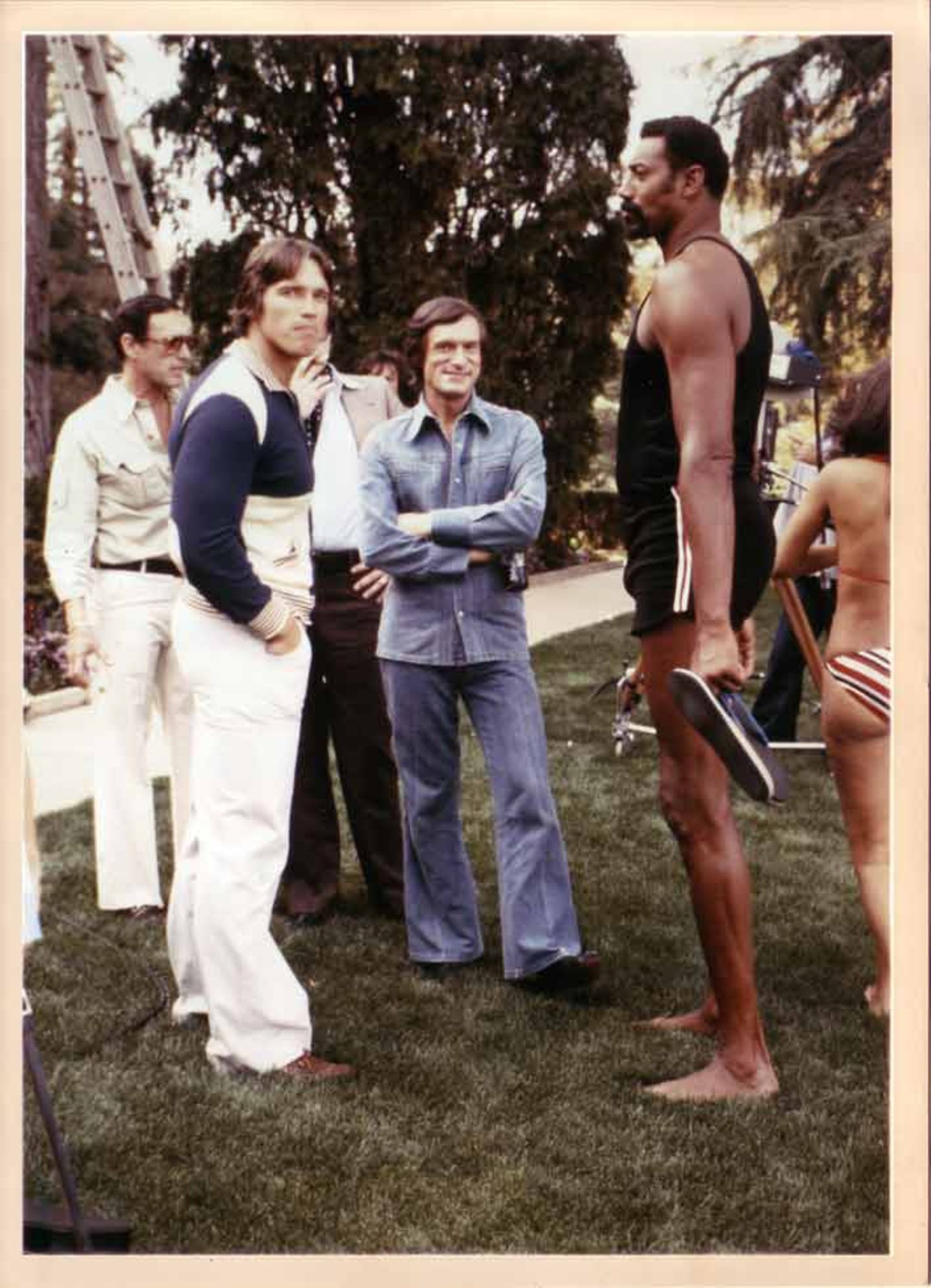 Gerne bei Hefner zu Gast: Arnold Schwarzenegger und Basketballstar Wilt Chamberlain plaudern 1977 auf dem Rasen der "Playboy"-Villa.