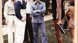 Gerne bei Hefner zu Gast: Arnold Schwarzenegger und Basketballstar Wilt Chamberlain plaudern 1977 auf dem Rasen der "Playboy"-Villa.
