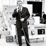 Hans-Joachim Kulenkampff war der eloquenteste und weltläufigste Moderator, den das deutsche Fernsehen je hatte. 23 Jahre lang, von 1964 bis 1987, moderierte der Charmeur die Samstagabendshow "Einer wird gewinnen". Eine Sendung, die den europäischen Gedanken in die deutschen Wohnzimmer trug: Die Kandidaten kamen aus acht verschiedenen Ländern. Neuauflagen mit Jörg Kachelmann (1998) und Jörg Pilawa (2014) unterstrichen nur, wie sehr wir Kulenkampff vermissen.