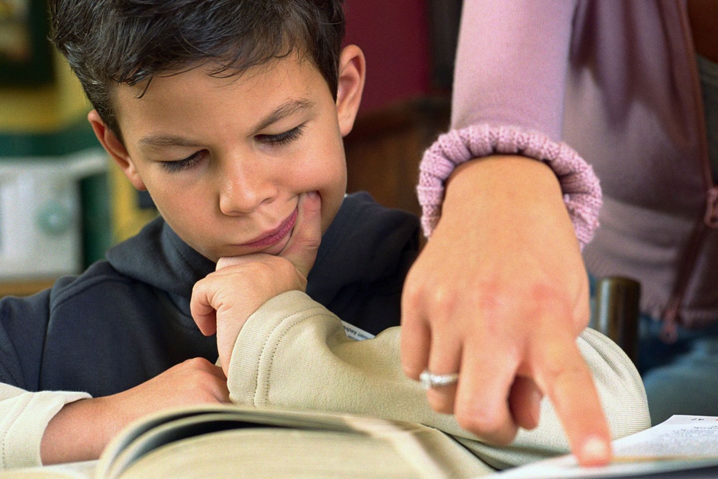 Bis zur siebten Klasse ist etwas Hilfe bei den Hausaufgaben völlig in Ordnung. Ab der Mittelstufe sollten Schüler sie selbstständig erledigen.