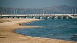 Die 500 Meter lange Seebrücke in Sopot verbindet mondänen Charme mit maritimem Leben. Auf dem Seeweg kann die Region auch mit Fähren erreicht werden