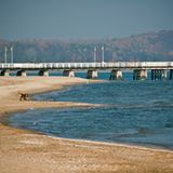 Die 500 Meter lange Seebrücke in Sopot verbindet mondänen Charme mit maritimem Leben. Auf dem Seeweg kann die Region auch mit Fähren erreicht werden