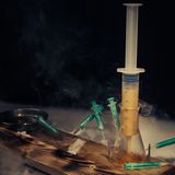 Goldener Schuss  Auch wenn die gesundheitlichen Folgen übermäßigen Alkoholkonsums nicht zu unterschätzen sind, es gibt weitaus gefährlichere Substanzen. Warum also die Überdosis, den berühmten "goldenen Schuss", nicht besser durch einen guten Drink ersetzen? Völlig legal, versteht sich. Dazu die Zutaten stilecht in der Pfanne aufkochen ... ein wenig schrägen Humor sollten Ihre Gäste für diesen Drink allerdings mitbringen.  Zutaten:  25ml Wodka  10ml Cointreau  10ml frisch gepresster Zitronensaft  1 Prise Goldpulver  5ml Salbeisud*  Trinkgefäß: Spritze  Zubereitung:  Alle Zutaten in ein Rührglas geben und gut miteinander verrühren, sodass sich das Goldpulver optimal verteilt. Den Drink kalt stellen und mit einer Spritze aufziehen.  *Für den Salbeisud den Boden einer kleinen Pfanne mit ca. 50g braunem Zucker und 8 Salbeiblättern bedecken. Sobald der Zucker karamellisiert mit 100ml Orangensaft ablöschen. Orangensaft zur Hälfte einkochen lassen und den Sud anschließend passieren.