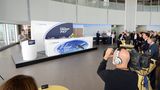 Medienrummel im Auslieferungszentrum: Grund für den großen Bahnhof für dieses neue Flugzeug ist die Baunummer, denn der für die Lufthansa bestimmte Jet ist die 1500. Boeing 747, die die Fabrikhallen in der Everett Factory seit Baubeginn 1969 verlassen hat. Zum Festakt ist sogar der deutsche Konsul aus San Francisco angereist. Stolzer Listenpreis für das Flugzeug: 318 Millionen US-Dollar. Zum Vergleich: Für den Preis von etwas mehr zwei Exemplaren lässt die Stadt Hamburg ihre Elbphilharmonie bauen.