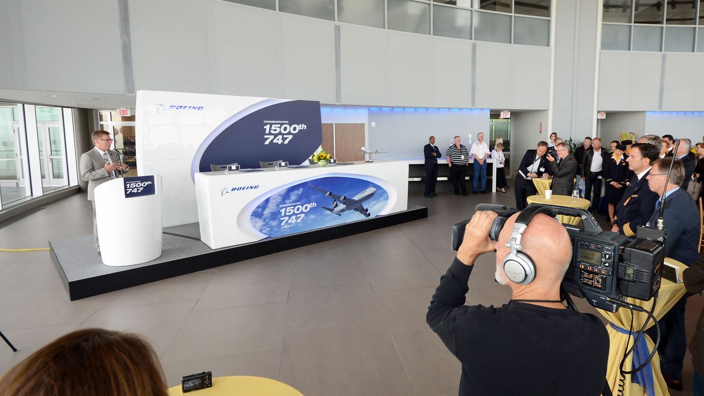 Medienrummel im Auslieferungszentrum: Grund für den großen Bahnhof für dieses neue Flugzeug ist die Baunummer, denn der für die Lufthansa bestimmte Jet ist die 1500. Boeing 747, die die Fabrikhallen in der Everett Factory seit Baubeginn 1969 verlassen hat. Zum Festakt ist sogar der deutsche Konsul aus San Francisco angereist. Stolzer Listenpreis für das Flugzeug: 318 Millionen US-Dollar. Zum Vergleich: Für den Preis von etwas mehr zwei Exemplaren lässt die Stadt Hamburg ihre Elbphilharmonie bauen.