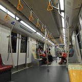 Singapur ist sauber  Das ist in Asien alles andere als selbstverständlich: In Singapur fließt Wasser mit Trinkwasserqualität aus dem Hahn. An Häuserwänden und Verkehrsmittel wird der Besucher keine Graffitis entdecken, denn Sauberkeit ist in der Fünf-Millionen-Metropole erste Bürgerpflicht. Sogar alle Geldscheine sind sauber und wirken, als hätten sie gerade erst die Druckerei verlassen. Trinken und Essen in der U-Bahn sind untersagt. Wer zum Beispiel eine Zigarettenkippe wegwirft, riskiert ein Bußgeld in Höhe von umgerechnet 170 Euro.