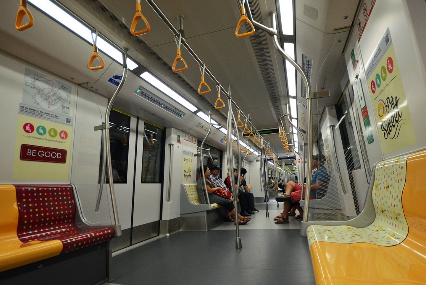 Citytrip nach Südostasien: Singapur ist sauber Das ist in Asien alles andere als selbstverständlich: In Singapur fließt Wasser mit Trinkwasserqualität aus dem Hahn. An Häuserwänden und Verkehrsmittel wird der Besucher keine Graffitis entdecken, denn Sauberkeit ist in der Fünf-Millionen-Metropole erste Bürgerpflicht. Sogar alle Geldscheine sind sauber und wirken, als hätten sie gerade erst die Druckerei verlassen. Trinken und Essen in der U-Bahn sind untersagt. Wer zum Beispiel eine Zigarettenkippe wegwirft, riskiert ein Bußgeld in Höhe von umgerechnet 170 Euro. Singapur ist sauber Das ist in Asien alles andere als selbstverständlich: In Singapur fließt Wasser mit Trinkwasserqualität aus dem Hahn. An Häuserwänden und Verkehrsmittel wird der Besucher keine Graffitis entdecken, denn Sauberkeit ist in der Fünf-Millionen-Metropole erste Bürgerpflicht. Sogar alle Geldscheine sind sauber und wirken, als hätten sie gerade erst die Druckerei verlassen. Trinken und Essen in der U-Bahn sind untersagt. Wer zum Beispiel eine Zigarettenkippe wegwirft, riskiert ein Bußgeld in Höhe von umgerechnet 170 Euro.