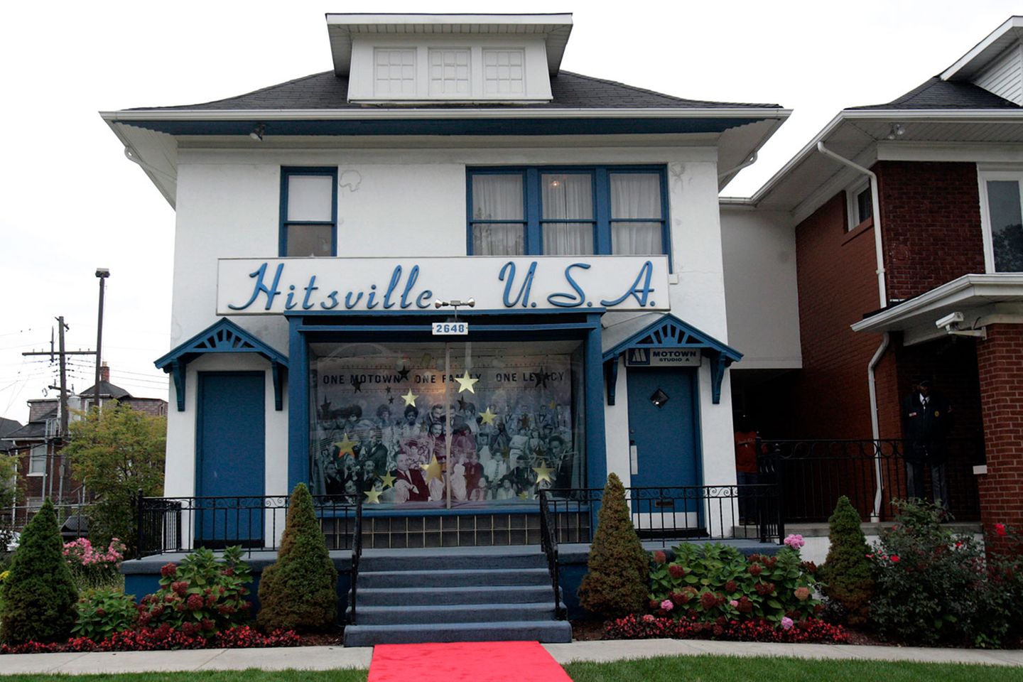 Motown: "Hitsville U.S.A." prangte selbstbewusst über dem Gebäude, wo die meisten großen Motown-Erfolge produziert wurden. Inzwischen ist das Gebäude zu einem Museum umgebaut. Die Besucher können noch einmal die großen Jahre nacherleben, als das Detroiter Label die US-Charts dominierte und parallel dazu die Bürgerbewegung den Afroamerikanern mehr Rechte erkämpfte. Die Autoindustrie ist längst weg, die Stadt ist pleite - doch der Ruhm von Motown hat alles überdauert. Später ging von Detroit noch die weltweite Techno-Bewegung aus. Aber das ist eine andere Geschichte. "Hitsville U.S.A." prangte selbstbewusst über dem Gebäude, wo die meisten großen Motown-Erfolge produziert wurden. Inzwischen ist das Gebäude zu einem Museum umgebaut. Die Besucher können noch einmal die großen Jahre nacherleben, als das Detroiter Label die US-Charts dominierte und parallel dazu die Bürgerbewegung den Afroamerikanern mehr Rechte erkämpfte. Die Autoindustrie ist längst weg, die Stadt ist pleite - doch der Ruhm von Motown hat alles überdauert. Später ging von Detroit noch die weltweite Techno-Bewegung aus. Aber das ist eine andere Geschichte.