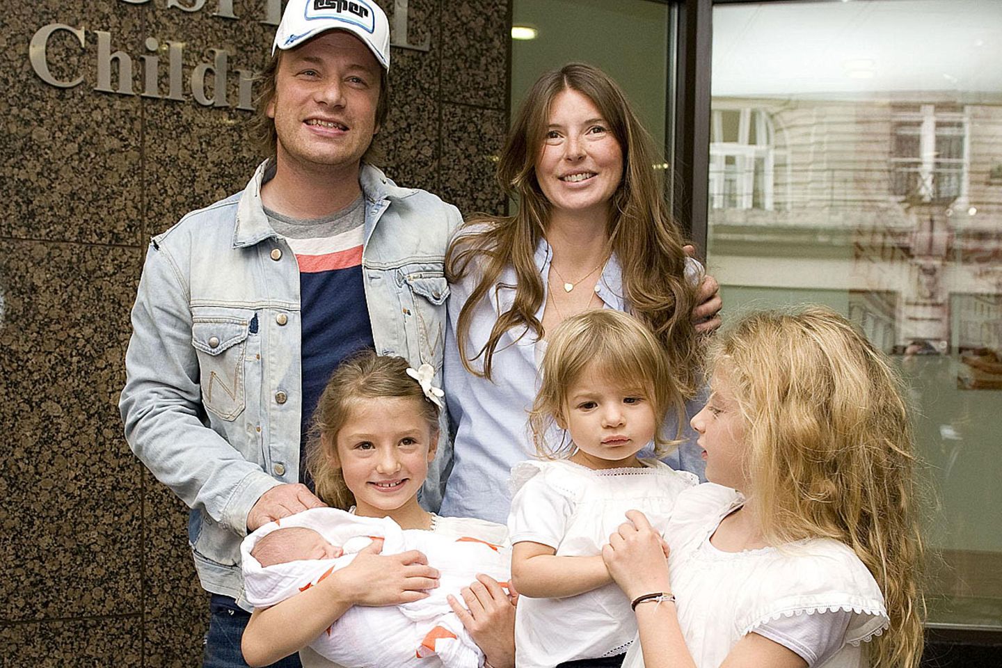 Jamie Oliver und seine Frau Jools mit ihren vier Kindern. Die heute zwölfjährige Poppy steht auf dem Foto von 2010 ganz rechts, die Familie holte damals nach der Geburt die Mama und den kleinen Buddy aus dem Krankenhaus ab.