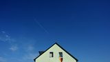 Wie die Fotografin zeigt, ist dieser neue Patriotismus eine bisweilen trübe Angelegenheit. Denn der Funke will nicht immer überspringen. Und ein spießiges Wohnhaus bleibt ein spießiges Wohnhaus - daran ändert auch eine Fahne nichts.  Mehr von der Fotografin auf Die Lichtung
