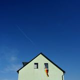 Wie die Fotografin zeigt, ist dieser neue Patriotismus eine bisweilen trübe Angelegenheit. Denn der Funke will nicht immer überspringen. Und ein spießiges Wohnhaus bleibt ein spießiges Wohnhaus - daran ändert auch eine Fahne nichts.  Mehr von der Fotografin auf Die Lichtung