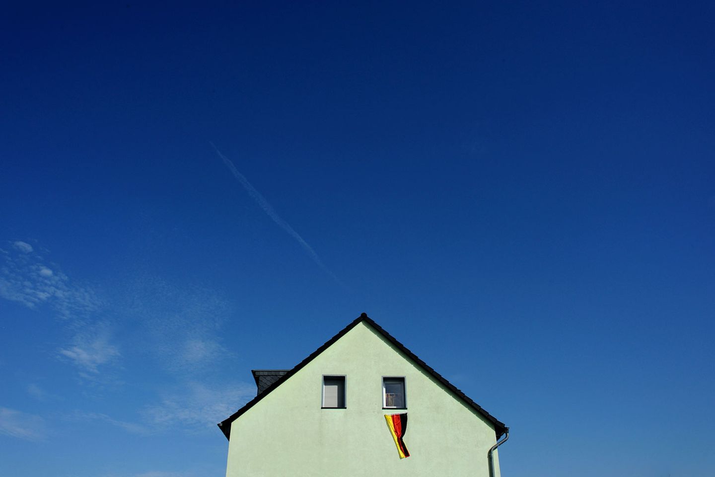 Wie die Fotografin zeigt, ist dieser neue Patriotismus eine bisweilen trübe Angelegenheit. Denn der Funke will nicht immer überspringen. Und ein spießiges Wohnhaus bleibt ein spießiges Wohnhaus - daran ändert auch eine Fahne nichts.  Mehr von der Fotografin auf Die Lichtung