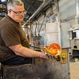 Silvano Signoretto, Glasbläser: "Um möglichst viel Neues zu lernen, arbeitete ich über die Jahre in sehr vielen Glashütten auf Murano. Jede hatte ihren Stil und ich habe das alles in mich aufgesogen, bevor ich dann meine eigene Glasbläserei gründete."