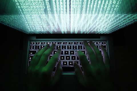 Auf Beutezug: Kriminelle Hacker sind längst keine Einzelgänger in dunklen Zimmern mehr. Sie arbeiten in gut organisierten Gruppen - für Regierungen oder die Mafia.