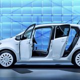 Für die meisten Kunden ist die Version mit fünf Türen die wichtigste Neuerung bei Volkswagens Kleinstem, aber VW hat noch mehr in petto.   Mehr als die Hälfte der Up-Käufer werden sich für die fünftürige Variante zu Preisen ab 10.325 Euro entscheiden, glaubt der Hersteller sicher. Das entspricht einem - üblichen - Aufpreis von 475 Euro.   Die äußeren Abmessungen sind mit denen des Dreitürers identisch, und auch die Motorisierungen von 60PS und 75 PS sowie die Ausstattungsvarianten entsprechen denen des ursprünglichen Up. Optisch ist der Neue vorn und von hinten nicht vom Dreitürer zu unterscheiden.   Neben dem obligatorischen Fünftürer hat VW noch Modelle in der Planung. Ein flotter GT soll für ein sportliches Image sorgen, das Cross-Modell wird eine schicke Optik für einen fairen Mehrpreis liefern. Eine ingeniöse Großtat ist der Eco Up, mehr sparen kann keiner.