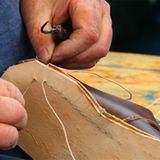 Leder - 17.093 Liter Wasser pro Kilogramm Rund 2000 Liter Wasser mehr werden für ein Kilogramm Leder fällig: 17.093 Liter Wasserverbrauch braucht man für die Herstellung und Verarbeitung von einem Kilogramm Leder. Ein ausgewachsenes Rind mit einem Gewicht von etwa 250 Kilogramm bringt etwa sechs Kilogramm Leder.