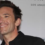 Und auch er ist ein bekannter Darsteller aus einer US-Serie. Wenn Sie ihm tief in die Augen schauen, erkennen Sie ihn vielleicht.