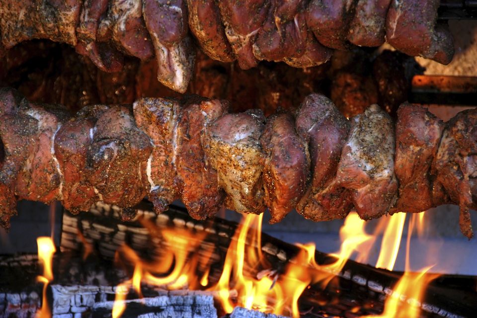 Für Mutzbraten sollte man fettdurchwachsenes Fleisch nehmen, denn nur dann trocknet es beim Grillen nicht aus und schmeckt herrlich saftig.