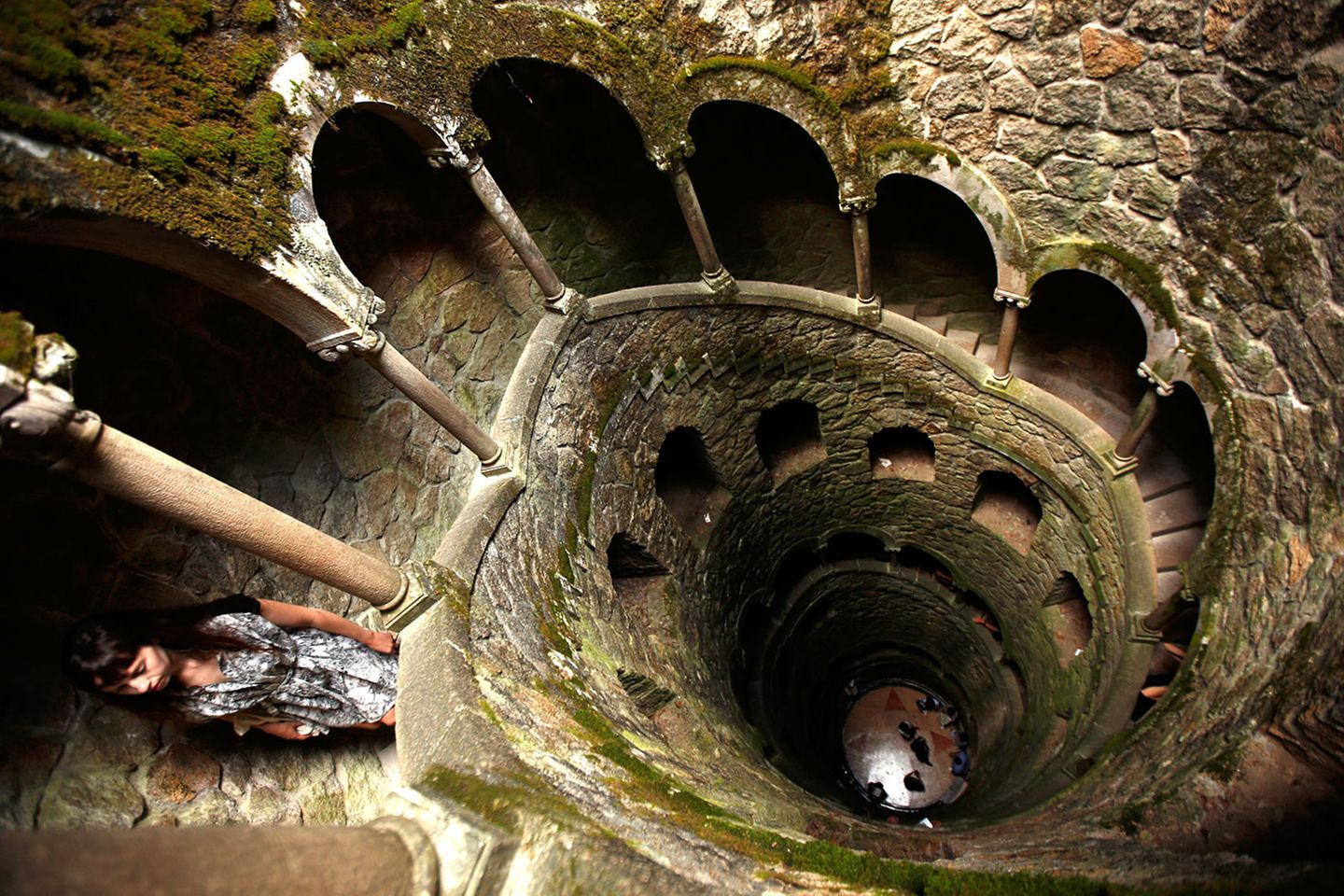 Der Brunnen der Quinta da Regaleira weckt Erinnerung an Märchen, die der Betrachter aus der Kindheit kennt. Fehlt nur noch der in einen Frosch verwandelte Prinz.
