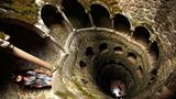 Der Brunnen der Quinta da Regaleira weckt Erinnerung an Märchen, die der Betrachter aus der Kindheit kennt. Fehlt nur noch der in einen Frosch verwandelte Prinz.