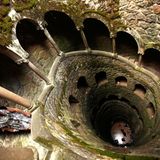 Der Brunnen der Quinta da Regaleira weckt Erinnerung an Märchen, die der Betrachter aus der Kindheit kennt. Fehlt nur noch der in einen Frosch verwandelte Prinz.