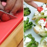 Lecker, Himbeeren! Ihre süßsaure Note gibt dem Grillsalat erst den Kick. Frische sehen auf dem Grün besser aus, es tun jedoch auch welche aus der Tiefkühltruhe.