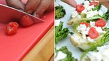 Lecker, Himbeeren! Ihre süßsaure Note gibt dem Grillsalat erst den Kick. Frische sehen auf dem Grün besser aus, es tun jedoch auch welche aus der Tiefkühltruhe.