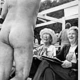 Bakersfield, Kalifornien, 1983: Diese älteren Damen sind wahrlich keine Kostverächter und scheinen den Anblick des nackten Mannes zu genießen.  Die Fotos sind dem Bildband "Regarding Women" von Elliott Erwitt entnommen, der im Verlag teNeues erscheint.