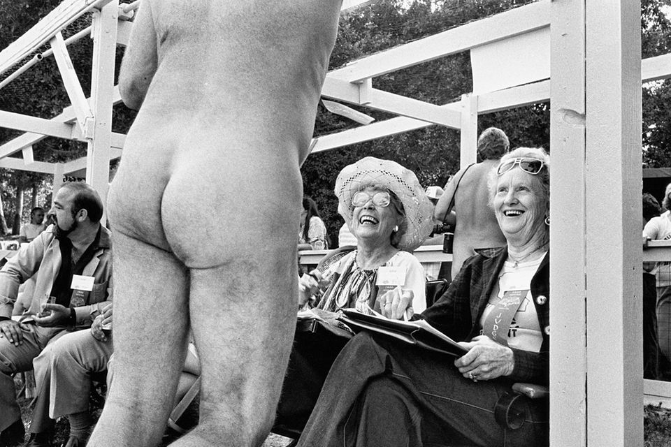 Bakersfield, Kalifornien, 1983: Diese älteren Damen sind wahrlich keine Kostverächter und scheinen den Anblick des nackten Mannes zu genießen.  Die Fotos sind dem Bildband "Regarding Women" von Elliott Erwitt entnommen, der im Verlag teNeues erscheint.