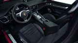 Im Cockpit gibt es als besonderes Gimmick für Hobby-Rennfahrer eine Anzeige für Quer- und Längsbeschleunigung. Der GTS hat eine Leder-Alcantara-Ausstattung und serienmäßig Bi-Xenonscheinwerfer an Bord