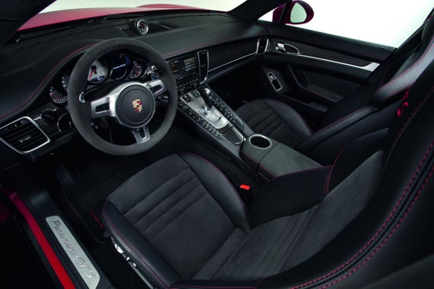 Im Cockpit gibt es als besonderes Gimmick für Hobby-Rennfahrer eine Anzeige für Quer- und Längsbeschleunigung. Der GTS hat eine Leder-Alcantara-Ausstattung und serienmäßig Bi-Xenonscheinwerfer an Bord