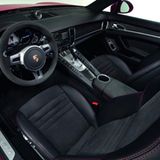 Im Cockpit gibt es als besonderes Gimmick für Hobby-Rennfahrer eine Anzeige für Quer- und Längsbeschleunigung. Der GTS hat eine Leder-Alcantara-Ausstattung und serienmäßig Bi-Xenonscheinwerfer an Bord