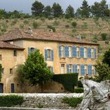 Bereits vor der Geburt der Zwillinge Knox und Vivienne legten sich Brad Pitt und Angelina Jolie einen eigenen Wohnsitz in Südfrankreich zu. Für 60 Millionen Dollar erwarben sie das Anwesen Château Miraval, das sie nach ihren Vorstellungen umbauen ließen – und um das sie sich inzwischen erbittert vor Gericht streiten.