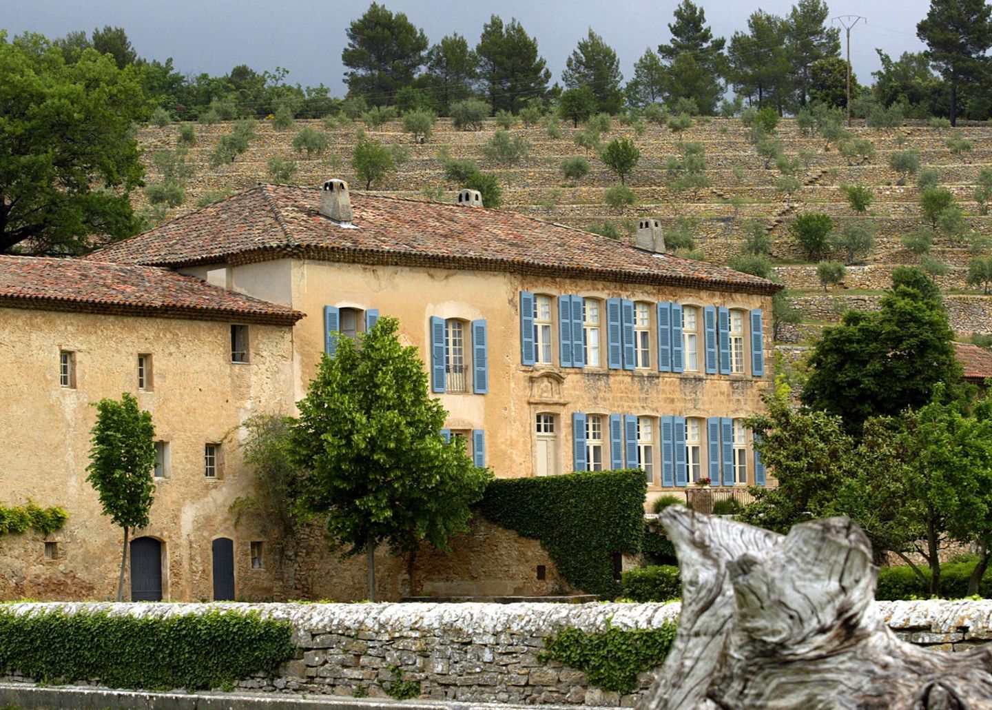 Bereits vor der Geburt der Zwillinge Knox und Vivienne legten sich Brad Pitt und Angelina Jolie einen eigenen Wohnsitz in Südfrankreich zu. Für 60 Millionen Dollar erwarben sie das Anwesen Château Miraval, das sie nach ihren Vorstellungen umbauen ließen – und um das sie sich inzwischen erbittert vor Gericht streiten.