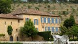 Bereits vor der Geburt der Zwillinge Knox und Vivienne legten sich Brad Pitt und Angelina Jolie einen eigenen Wohnsitz in Südfrankreich zu. Für 60 Millionen Dollar erwarben sie das Anwesen Château Miraval, das sie nach ihren Vorstellungen umbauen ließen – und um das sie sich inzwischen erbittert vor Gericht streiten.